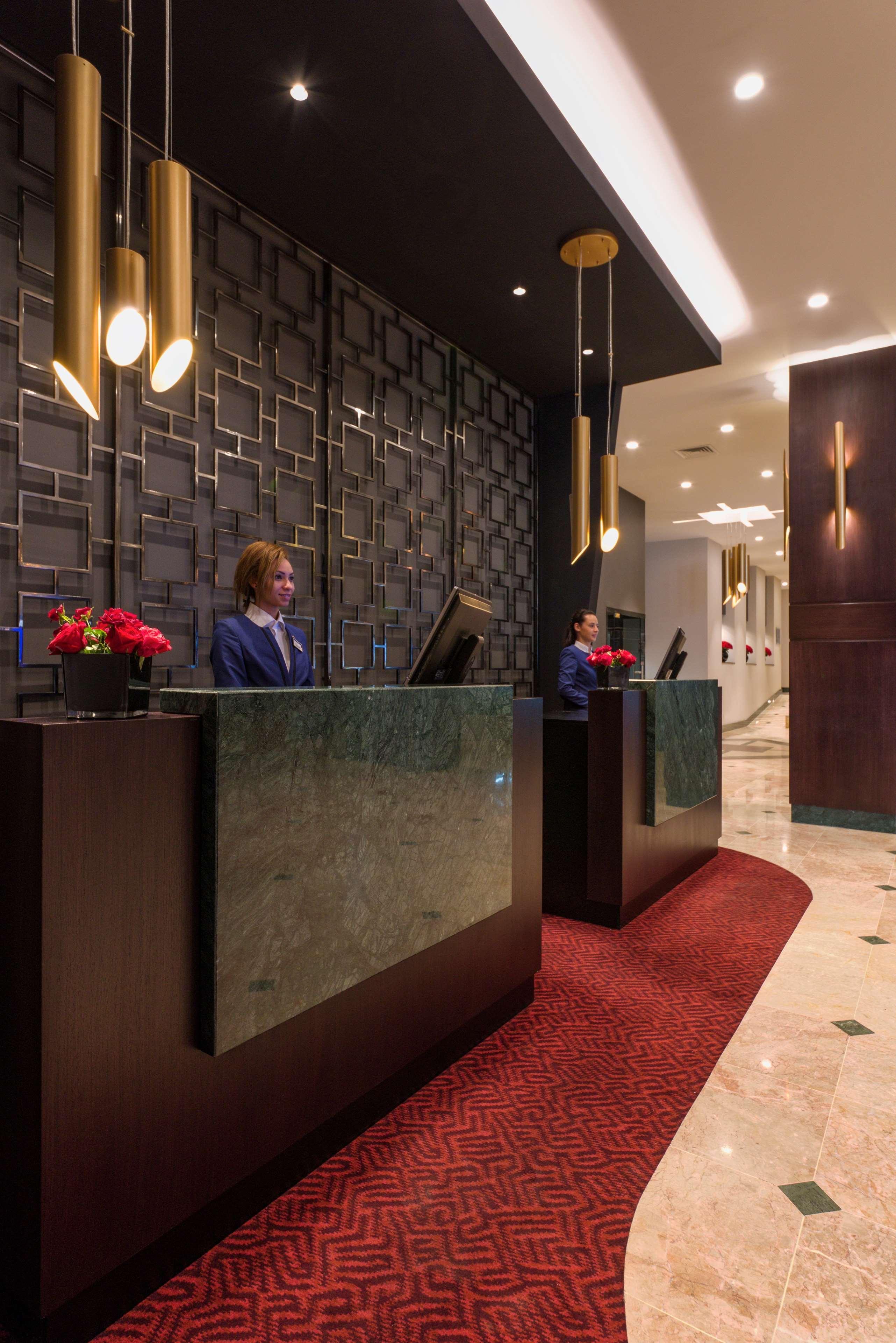 Radisson Blu Leogrand Готель