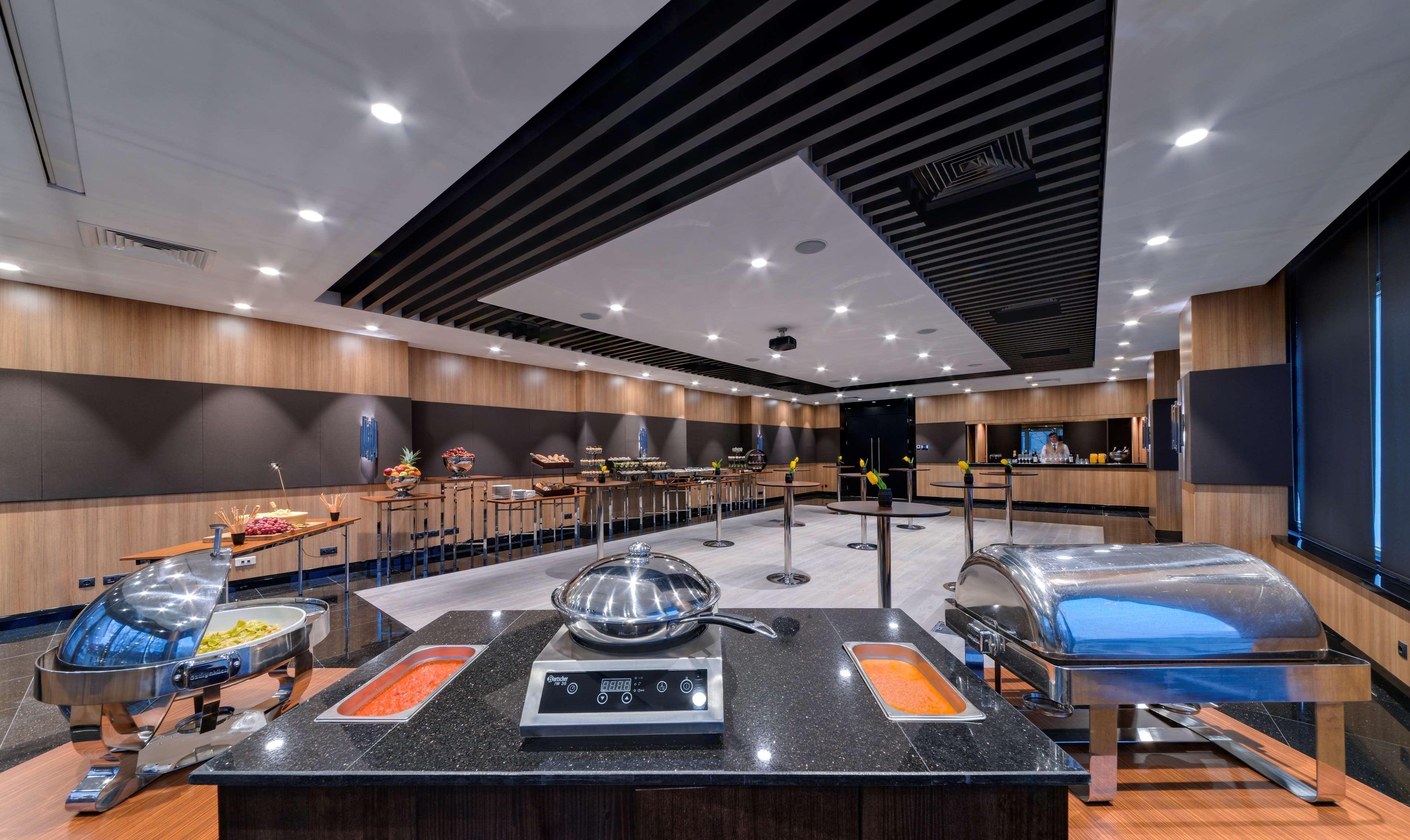 מלון Radisson Blu Leogrand צ'יסינאו
