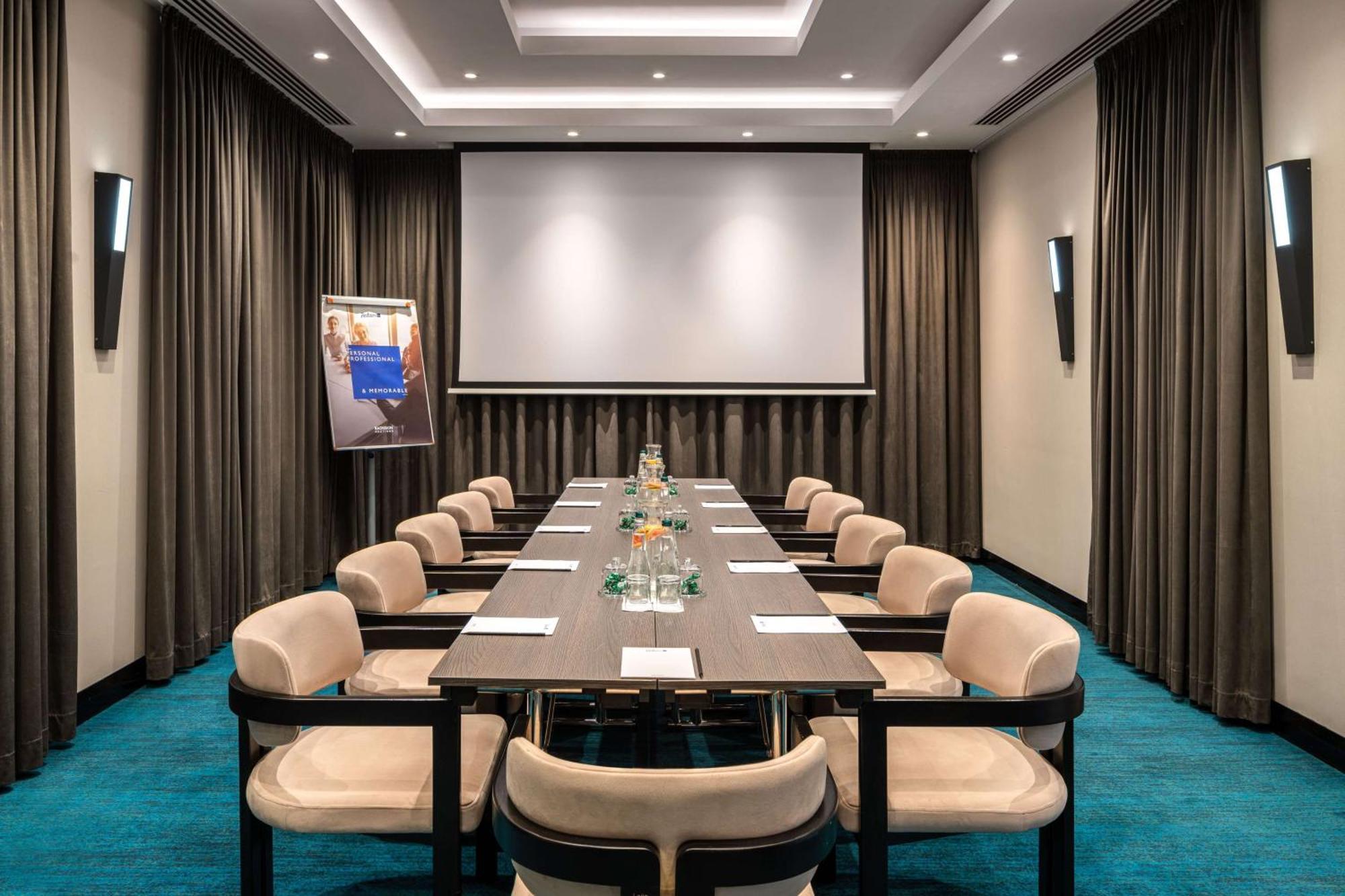 מלון Radisson Blu Leogrand צ'יסינאו