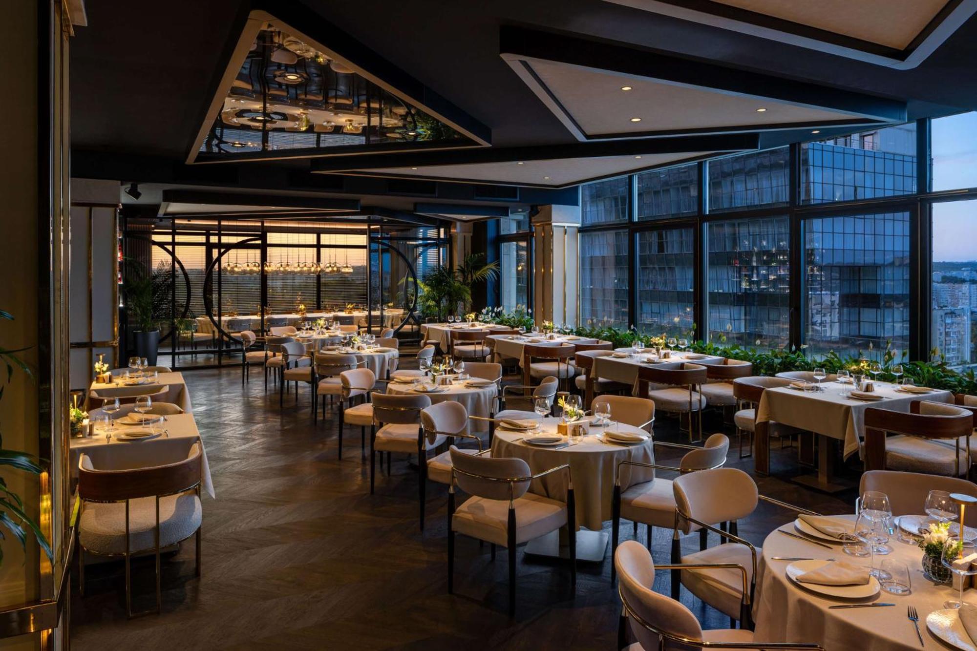 Radisson Blu Leogrand Готель