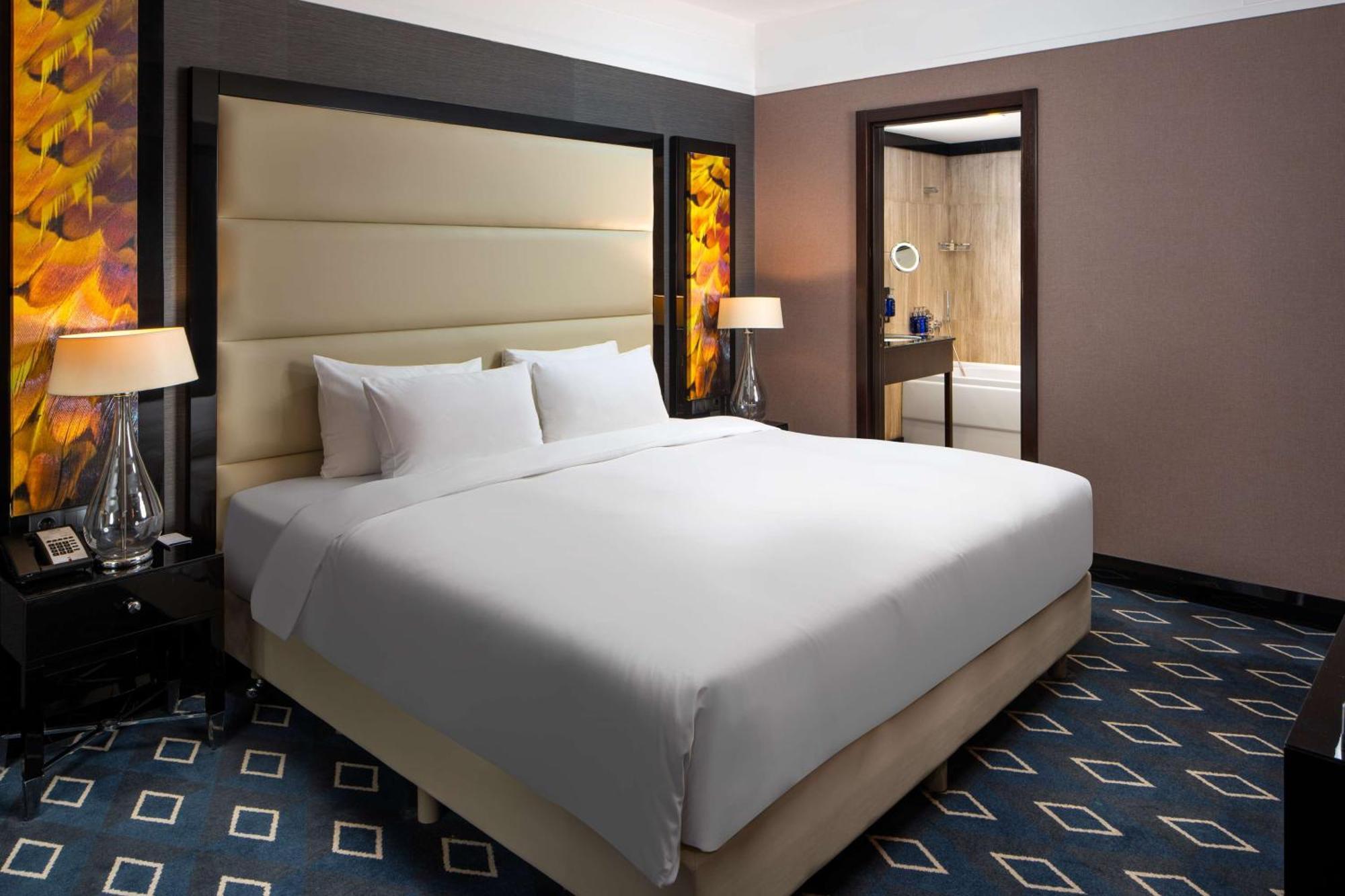 Radisson Blu Leogrand Готель