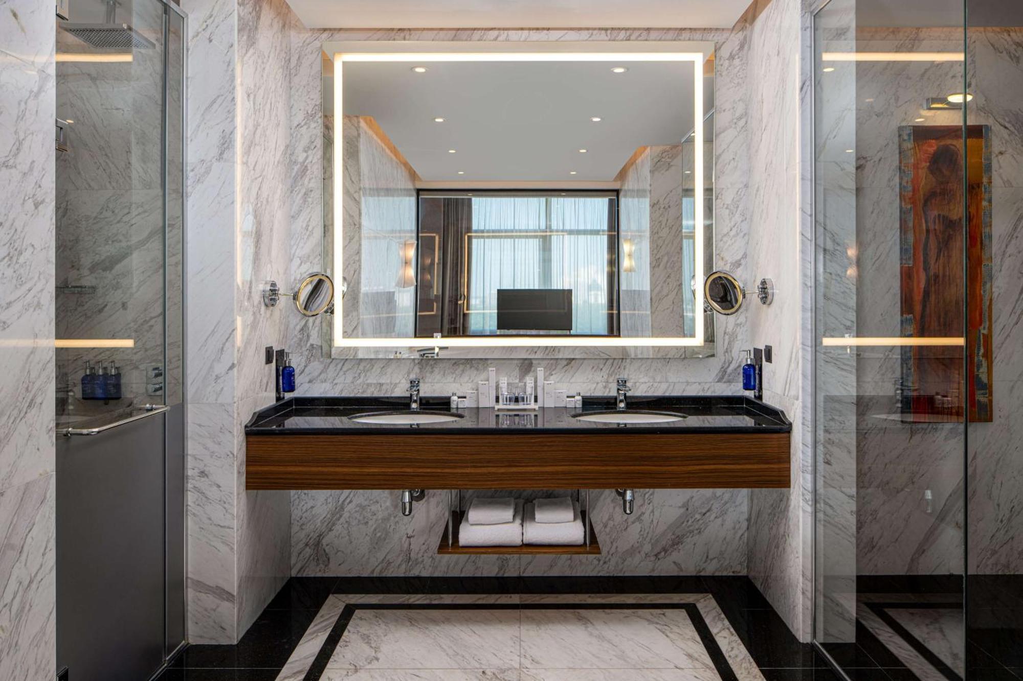 Готель Radisson Blu Leogrand Кишинів